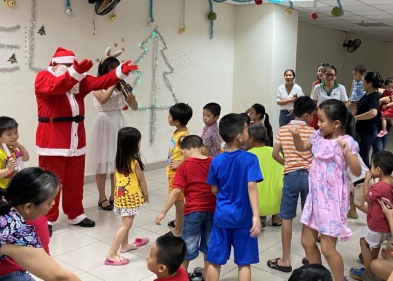 BQT và BQL tổ chức Noel 2019 cho các cháu thiếu nhi tại chung cư.